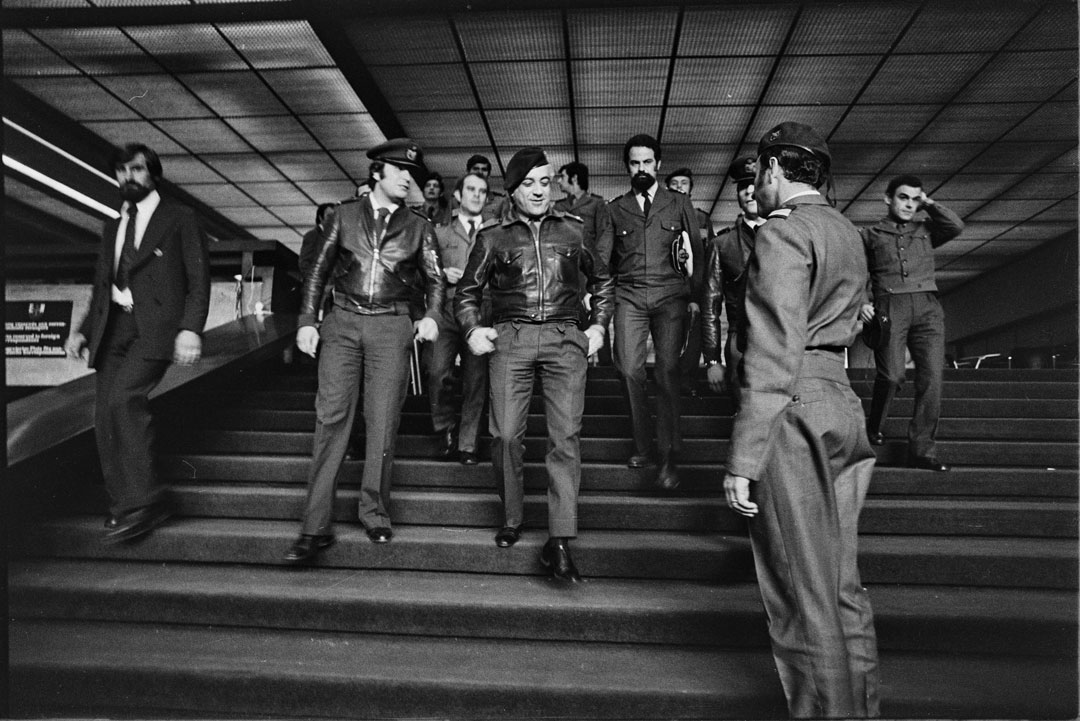 Otelo Saraiva de Carvalho no átrio da Fundação Calouste Gulbenkian. Fotografia de Inácio Ludgero, 25 de abril de 1975. Fonte: Fundação Mário Soares e Maria Barroso, pasta 12277.068.002.