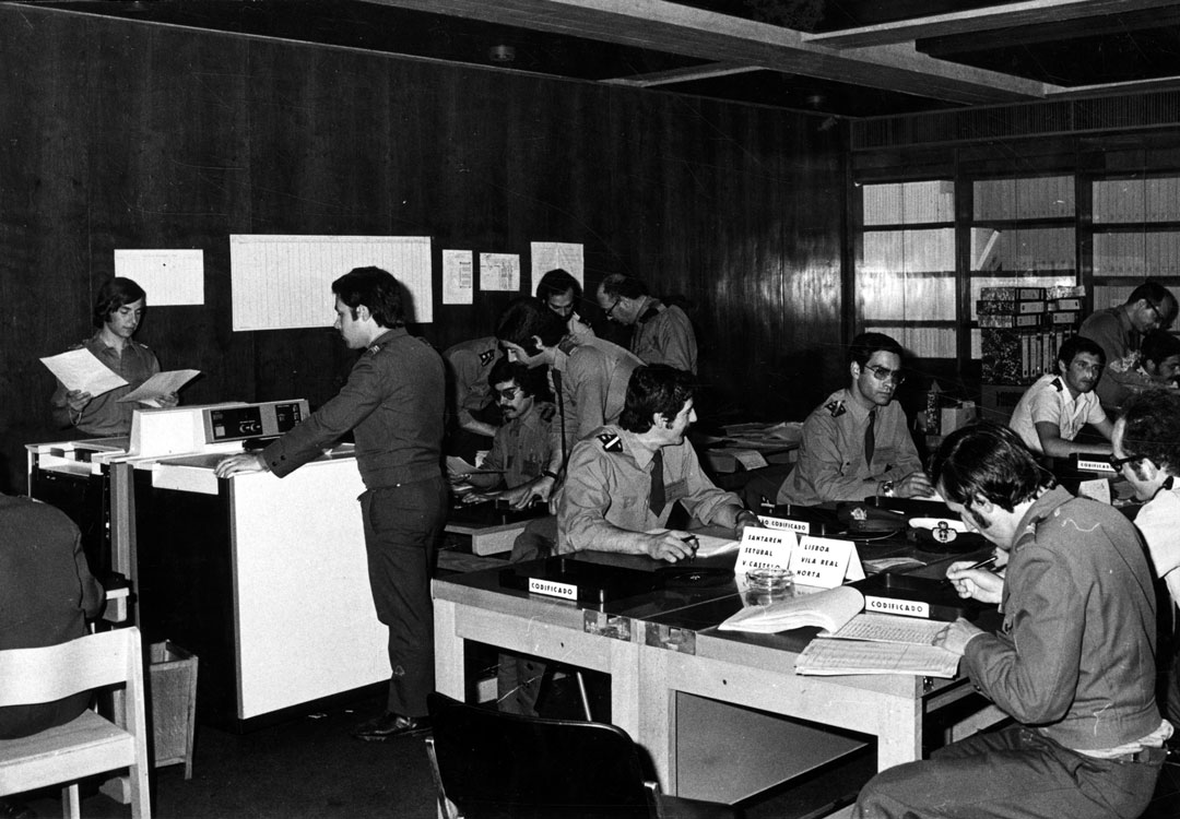 “Pormenor da sala de escrutínio eleitoral na Fundação Calouste Gulbenkian”. Fotografia de Chalbert, 25 de abril de 1975. Fonte: Arquivo Nacional Torre do Tombo, PT/TT/SNI/ARQF/RP-003/36417.