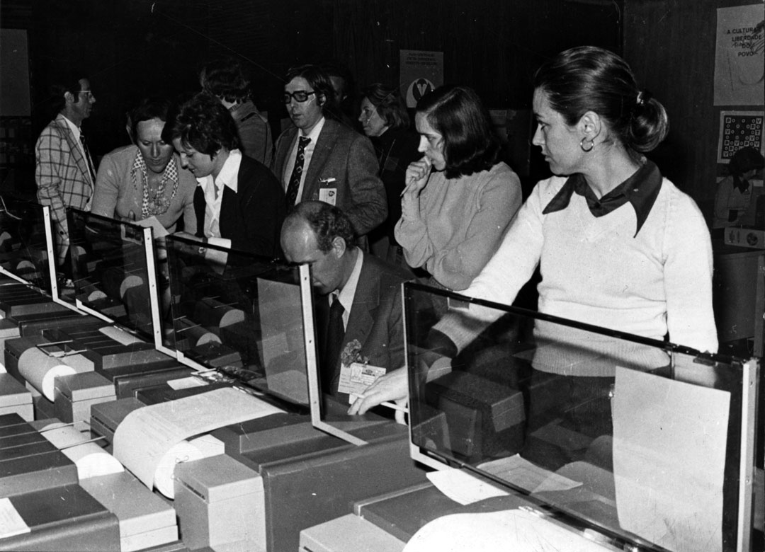 “Eleições livres pela primeira vez em Portugal!” Fotografia de Chalbert, 25 de abril de 1975. Fonte: Arquivo Nacional Torre do Tombo, PT/TT/SNI/ARQF/RP-003/36387.