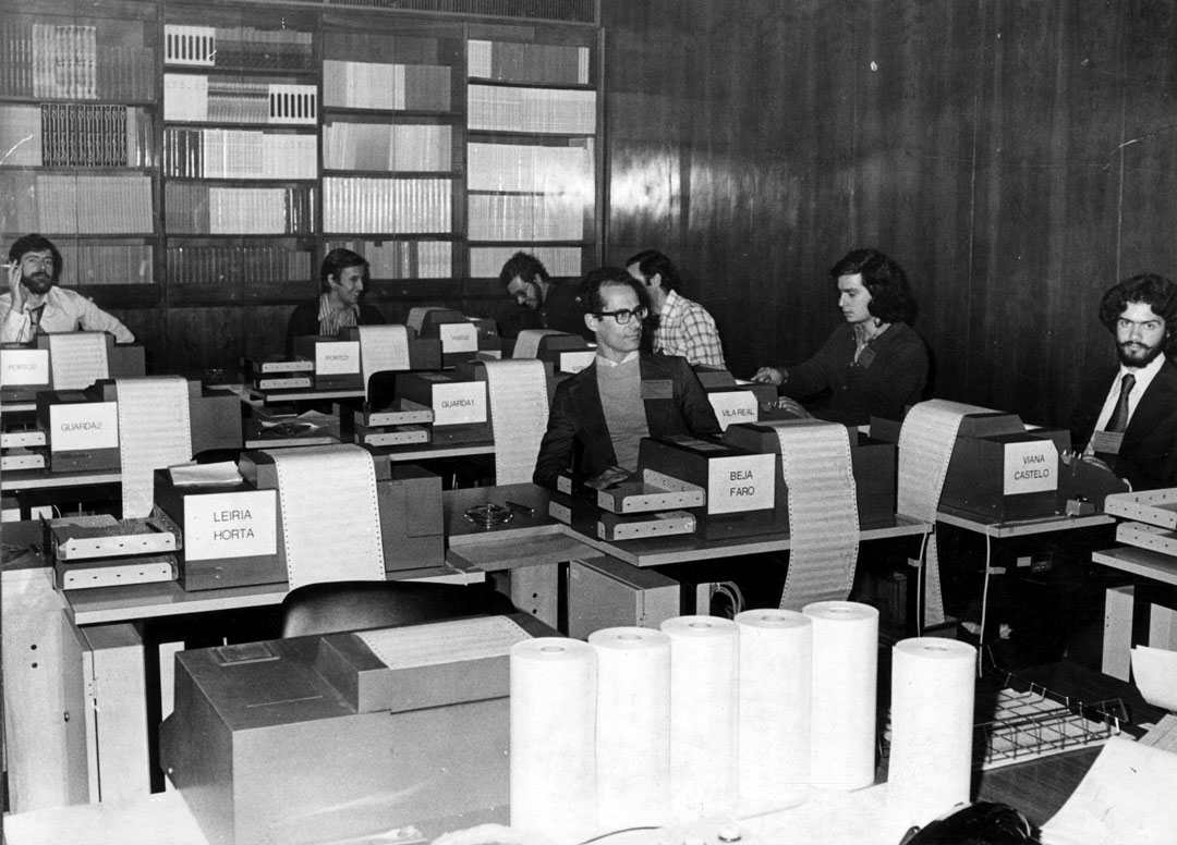 “Eleições livres pela primeira vez em Portugal!” Fotografia de Chalbert, 26 de abril de 1975. Fonte: Arquivo Nacional Torre do Tombo, PT/TT/SNI/ARQF/RP-003/36395.