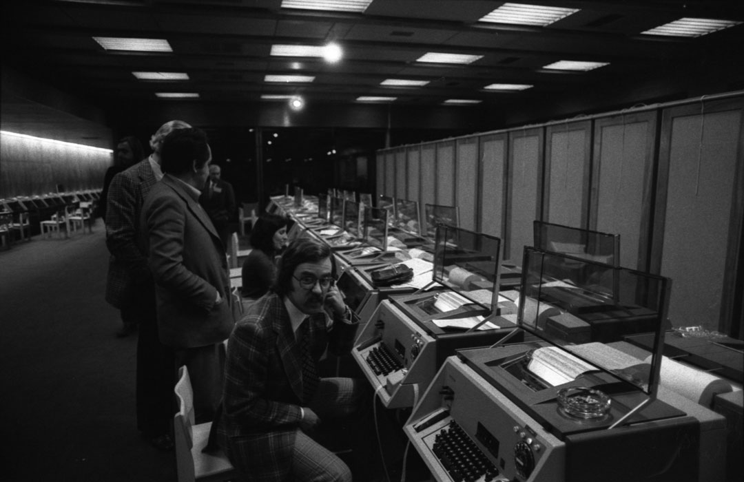 Centro de escrutínio montado na Fundação Calouste Gulbenkian. Fotografia de Miranda Castela, 25 de abril de 1975. Fonte: Arquivo Histórico Parlamentar, PT-AHF/MC/R325.