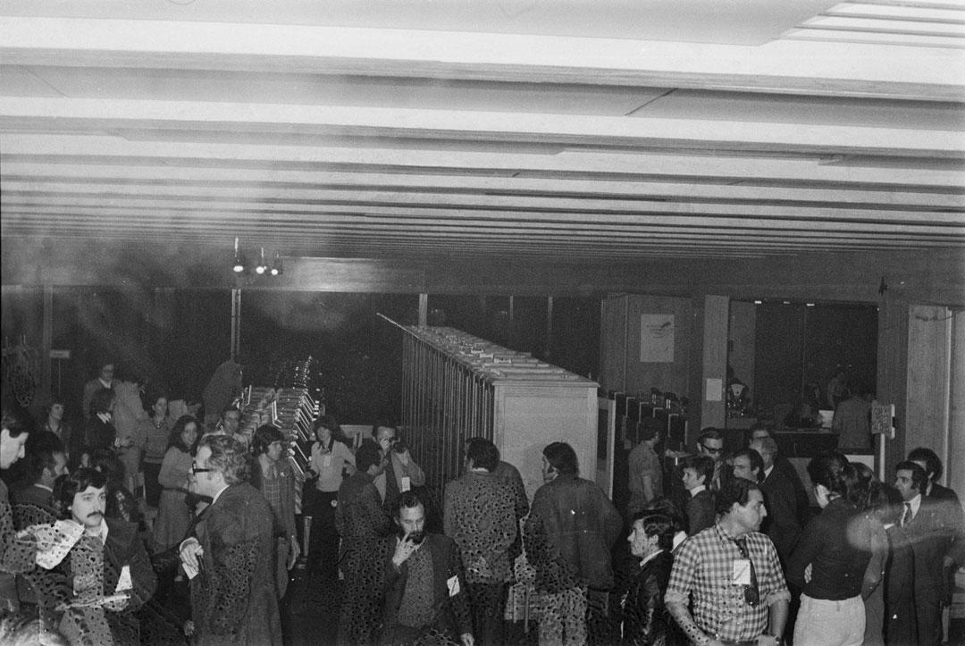 Aspeto do centro de escrutínio montado na Fundação Calouste Gulbenkian. Fotografia de Inácio Ludgero, 25 de abril de 1975. Fonte: Fundação Mário Soares e Maria Barroso, pasta 12278.055.122.