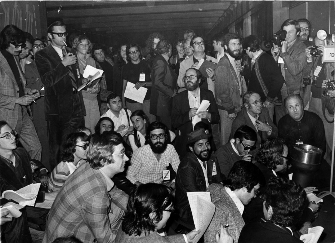 “Eleições livres pela primeira vez em Portugal!” Fotografia de Chalbert, 25 de abril de 1975. Fonte: Arquivo Nacional Torre do Tombo, PT/TT/SNI/ARQF/RP-003/36386.