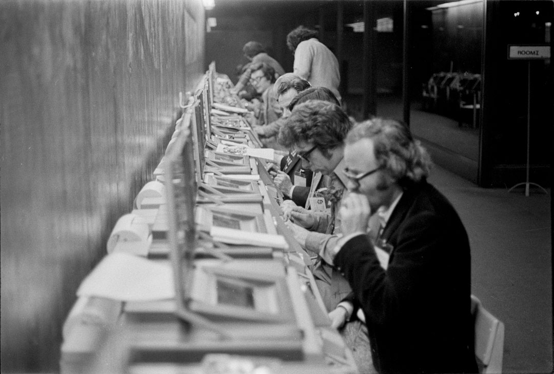 Sala de imprensa na Fundação Calouste Gulbenkian. Fotografia de Inácio Ludgero, 25 de abril de 1975. Fonte: Fundação Mário Soares e Maria Barroso, pasta 12278.055.088.