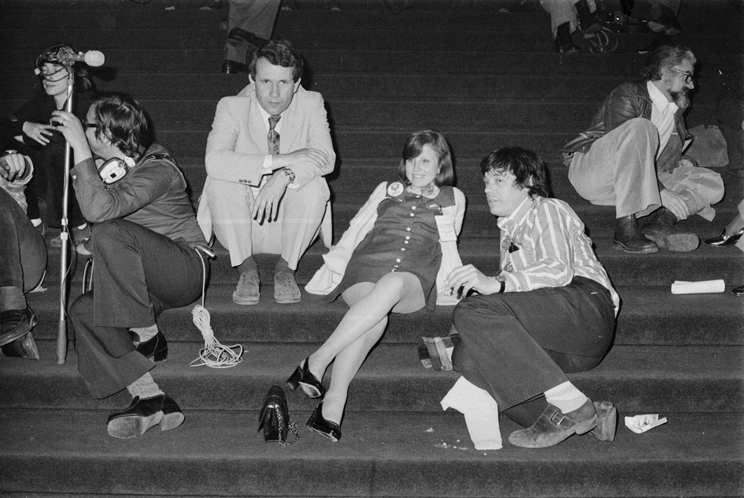 Noite Eleitoral no centro de escrutínio montado na Fundação Calouste Gulbenkian, em Lisboa. Fotografia de Inácio Ludgero, 25 de abril de 1975. Fonte: Fundação Mário Soares e Maria Barroso, pasta 12278.055.123.