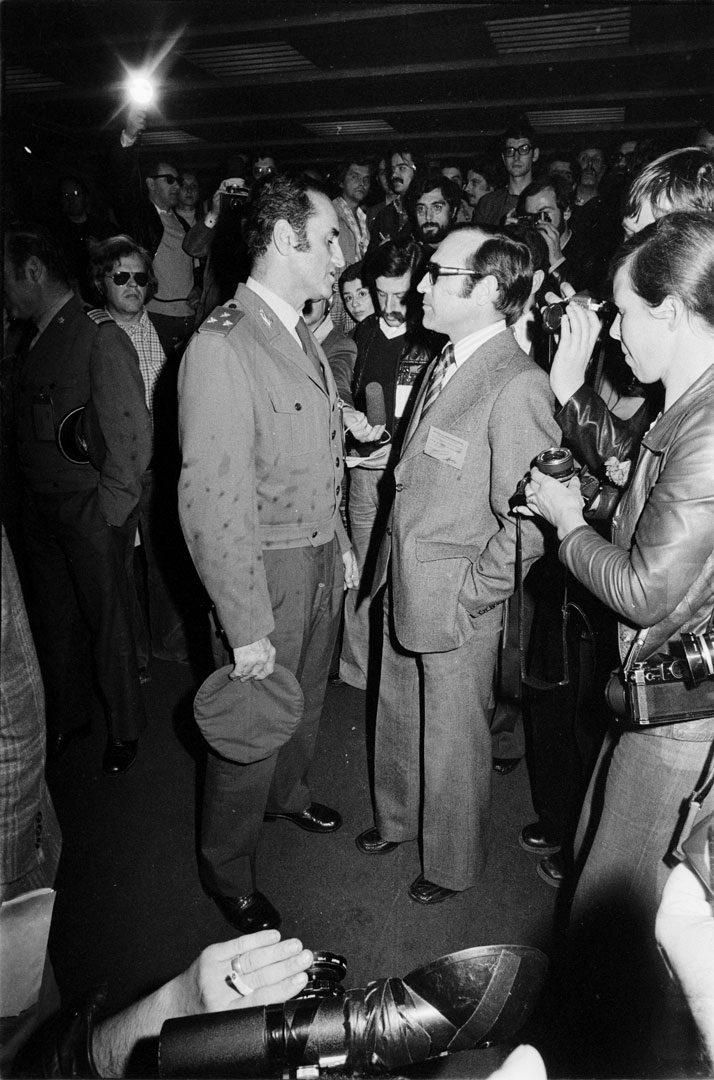 Vasco Rocha Vieira e Manuel da Costa Braz no centro de escrutínio montado na Fundação Calouste Gulbenkian. Fotografia de Inácio Ludgero, 25 de abril de 1975. Fonte: Fundação Mário Soares e Maria Barroso, pasta 12278.055.026.