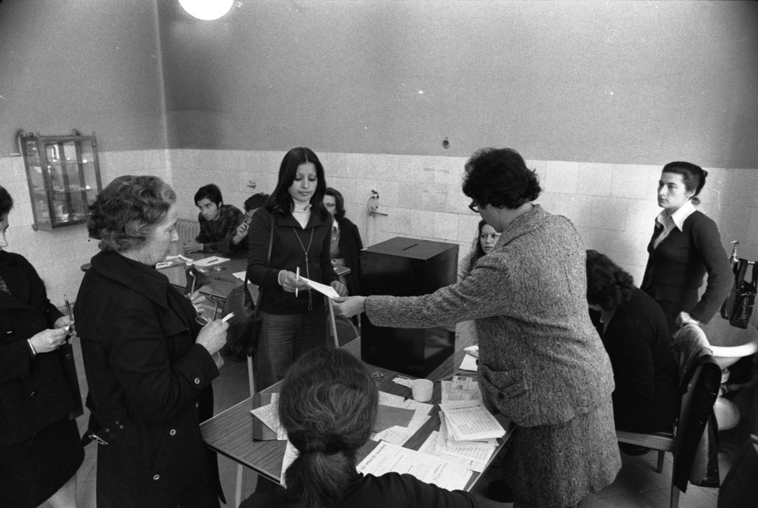 Ato de votar. Fotografia de Miranda Castela, 25 de abril de 1975. Fonte: Arquivo Histórico Parlamentar, PT/AHF/MC/R325.