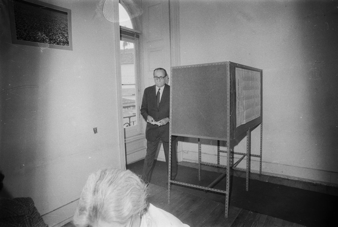Vasco da Gama Fernandes saindo da cabine de voto. Fotografia de Inácio Ludgero, 25 de abril de 1975. Fonte: Fundação Mário Soares e Maria Barroso, pasta 12277.027.007.