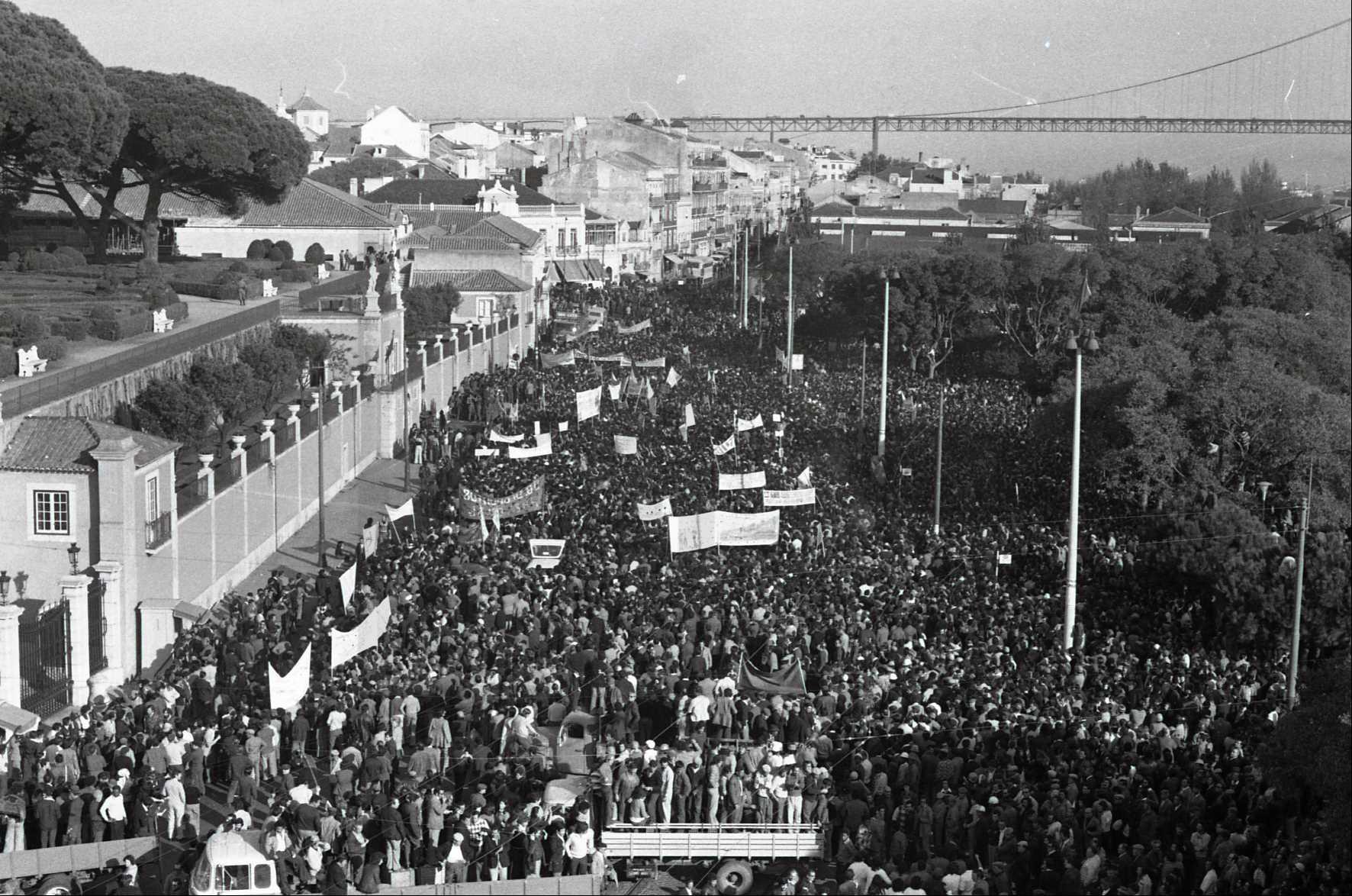 Manifestação reivindicando uma alternativa de esquerda, em Belém. Lisboa, 20 de novembro de 1975. Fonte: ANTT, O Século