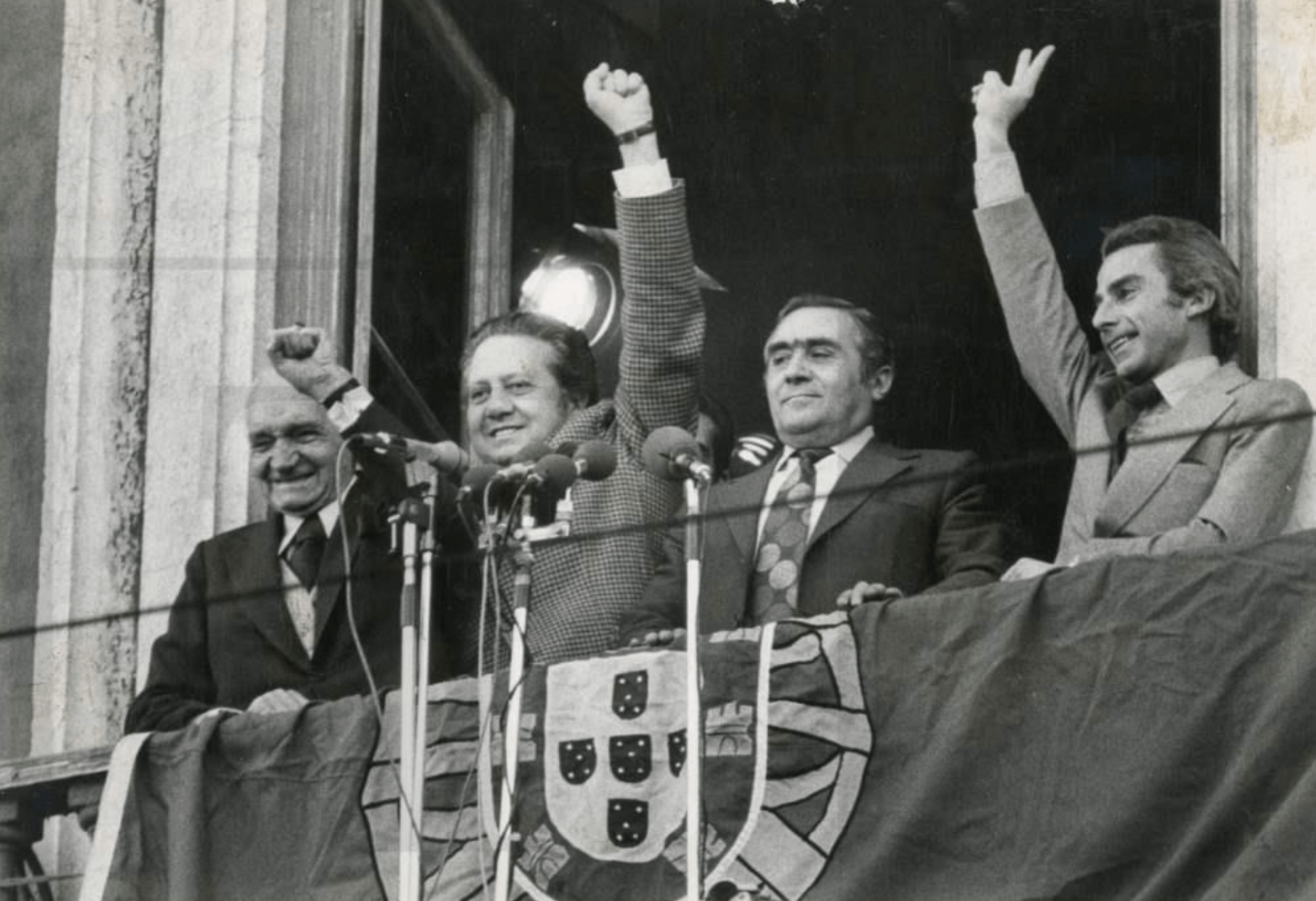 Manifestação de apoio ao VI Governo Provisório, promovida pelo PS, apoiada pelo PPD. Lisboa, 9 de novembro de 1975. Fonte: ANTT, SNI