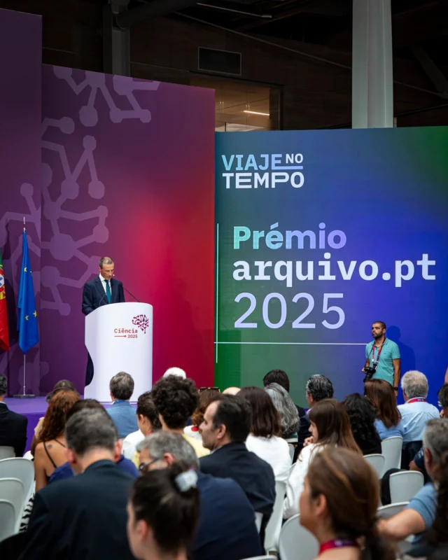 A cerimónia de entrega dos Prémios Arquivo.pt 2025 decorreu a 11 de julho, no campus da NOVA SBE, em Carcavelos, integrada na sessão de encerramento do encontro Ciência 2025.

A sessão foi conduzida por João Gomes, Diretor de Serviços Avançados da FCCN, e contou com a participação de Fernando Alexandre, Ministro da Educação, Ciência e Inovação; Helena Canhão, Secretária de Estado da Ciência e Inovação; Madalena Alves, Presidente da Fundação para a Ciência e a Tecnologia; Luísa Ribeiro Lopes, Presidente da Associação DNS.PT; João Morais Palmeiro, Diretor Executivo do Aveiro Media Competence Center; e Maria Inácia Rezola, Comissária Executiva da Comissão Comemorativa 50 Anos 25 de Abril.

A Comissão associou-se ao Prémio Arquivo.pt através da atribuição da Menção Honrosa “25 de Abril e a Democracia” ao projeto Arquivo 25 de Abril, de Miguel Garcia. O trabalho reúne artigos jornalísticos preservados sobre personalidades, movimentos e acontecimentos ligados ao 25 de Abril, com enquadramento histórico e acesso aberto.

O Prémio Arquivo.pt é uma iniciativa da FCT, através da unidade digital FCCN, e distingue projetos que reutilizam conteúdos da web portuguesa com fins educativos, científicos e culturais.

📷 Fotografias: Cláudia Teixeira | Comissão Comemorativa 50 Anos 25 Abril