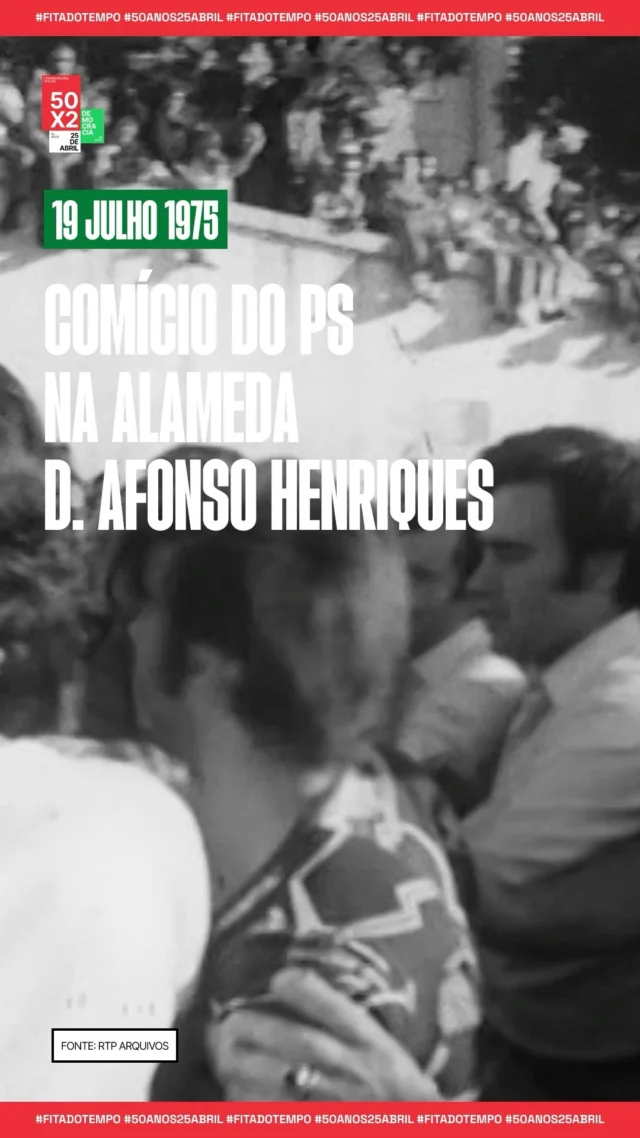 Há 50 anos, a 19 de julho de 1975, o Partido Socialista (PS) protagonizava um dos momentos de força mais paradigmáticos do chamado «Verão Quente», reunindo milhares de pessoas junto da Fonte Luminosa, na Alameda D. Afonso Henriques, em Lisboa. 

Uma semana após ter abandonado a coligação governamental, Mário Soares apresentava à multidão mobilizada na manifestação-comício uma rutura total com a política seguida pelo IV Governo Provisório e pelo primeiro-ministro Vasco Gonçalves. Em resposta à campanha de apoio ao primeiro-ministro levada a cabo pela 5.ª Divisão do Estado-Maior General das Forças Armadas, Mário Soares exige a demissão do primeiro-ministro e o fim do IV Governo. 

O líder do PS considerava o momento «extraordinariamente grave», culpando a Intersindical e o Partido Comunista Português (PCP) de formarem uma «cúpula de paranóicos e irresponsáveis», a contribuírem para a criação da «social-reação», revertendo a seu favor vários argumentos de força utilizados pela propaganda alinhada com o IV Governo Constitucional.

Esta seria considerada uma das maiores manifestações de força do Partido Socialista durante o chamado «Verão Quente». 

Saiba mais sobre este tema no dossiê multimédia "Verão Quente", disponível para consulta livre no site da Comissão, em www.50anos25abril.pt.

#25deAbril #50anos25abril #50x2 #FitaDoTempo