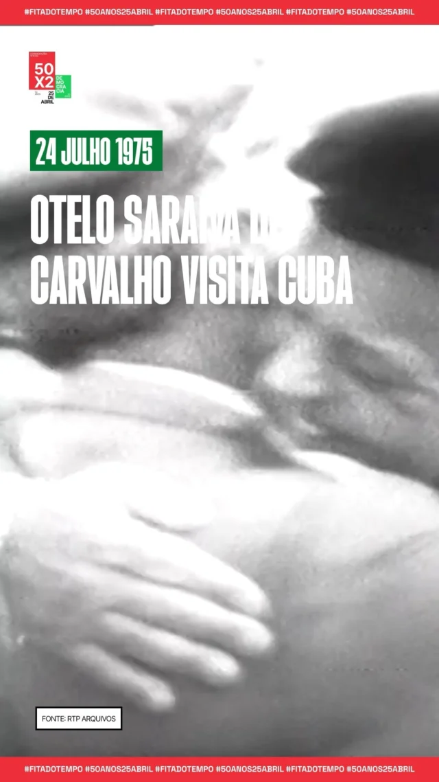 Há 50 anos, a 24 de julho de 1975, o comandante do Comando Operacional do Continente (COPCON), Otelo Saraiva de Carvalho, iniciava uma visita a Cuba, a convite do governo cubano. 

Considerado como um dos momentos mais ilustrativos da tendência revolucionária portuguesa, Otelo foi convidado como orador na cerimónia oficial do aniversário da Revolução Cubana. No seu breve discurso, o comandante do COPCON destacou o comprometimento do povo português com o projeto revolucionário. 

Chegado ao aeroporto de Lisboa, a 30 de julho, o comandante do COPCON afirmou que «vale a pena trabalhar e sacrificarmo-nos pelo socialismo», sustentando que seria possível «fazer a revolução chegar a todos». Por fim, considerava que a divisão da esquerda era «trágica» para o futuro da Revolução Portuguesa. 

#25deAbril #50anos25abril #50x2 #FitaDoTempo